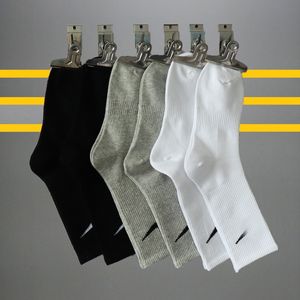 chaussettes pour hommes Designer femme Coton All-match classique Cheville Lettre Respirant noir et blanc Football basket Chaussette de sport Vente en gros Taille uniforme Noël