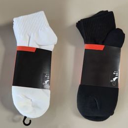 Chaussettes pour hommes femmes coton de haute qualité tout-correspondant la lettre de cheville classique respirant en noir et blanc football de basket de basket-ball de sport en gros de taille uniforme