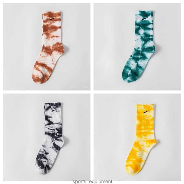 Calcetines para hombre Mujeres Algodón de alta calidad Todo fósforo Clásico Tobillo Letra Transpirable Tie-dye Fútbol Baloncesto Calcetín deportivo Venta al por mayor Tamaño uniforme PUWS