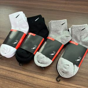 Hommes Chaussettes Femmes Haute Qualité Coton Classique Quatre Senson Style Cheville Lettre Respirant Noir Et Blanc Chaussette De Sport En Gros Taille Uniforme