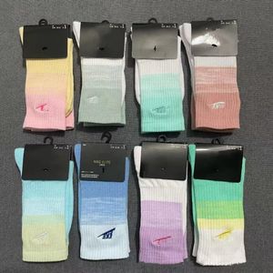 Chaussettes pour hommes Femmes Qualité Serviette Bas Chaussette de basket-ball Classique Cheville Lettre Respirant Football Chaussette de sport Liberté Choisir 8 couleurs