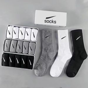 Chaussettes masculines pour femmes classiques noir blanc gris crochet de couleur solide chaussettes de couleur 5 paires / boîte de football de basket-ball de loisirs de loisirs avec boîte dhgate