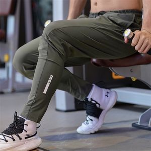 Mens sportbroek slanke trainingsgymbroeken snel droge fitness running lange broek brief afdrukken bodybuilding zweetbroeken 220509