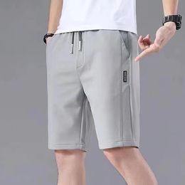 Mentes Sports Shorts Couleur solide Modèle droit de type lâche Tyon d'été Trache à nage décontractée Pantalon de jogging pour mâle 240409