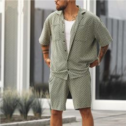 Conjunto de primavera/verano para hombre, camisa con botones de manga corta y pantalones cortos, ropa para hombre, conjunto de dos piezas con estampado geométrico suelto 240311