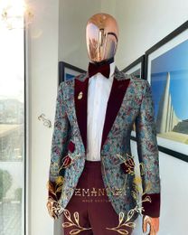 Heren Suits Blazers Nieuwste ontwerpen Groomsmen Floral Bourgondy Velvet Peaked Rapel Bruidegom Tuxedos Wedding Jurk Mannelijk Prom Dinner Party Blazer 230209