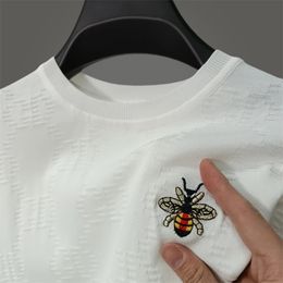 Summer Summer Exquisito Bee Borded Ice Silk Silit Camiseta de manga corta Mens O-Neck British Business Versátil Versátiles 2024 240521