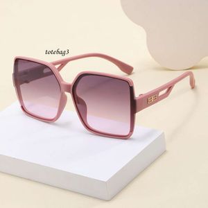 Les lunettes de soleil masculines carré en deux couleurs pour les femmes avec un sentiment de luxe. Instagram Sunshade Grands verres à cadre Show Face, Small Beach Trend Sunglasses