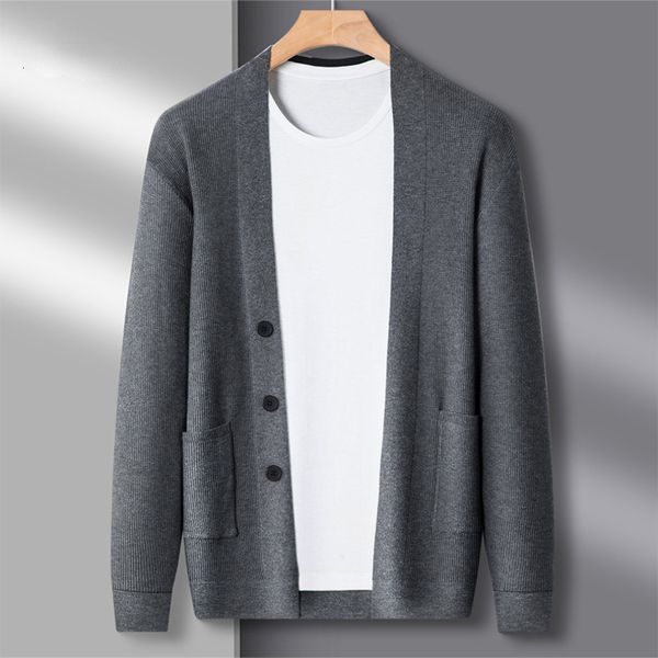 Chandails pour hommes haut de gamme printemps automne rayé foncé type mince loisirs tricoté cardigan mode version coréenne pull de couleur unie 230905