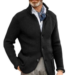 Chandails pour hommes Cardigan tricoté de haute qualité Bouton Pull à col montant pour hommes Costume de mode d'hiver Col debout Cardigans amincissants 231021