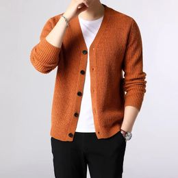 Pulls pour hommes Cardigan de luxe pull automne-hiver rayé col en V manteaux de mode minces hommes vêtements vestes simple boutonnage 231021