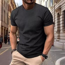 T-shirt pour hommes printemps d'été Silk de glace haut de gamme courte à manches courte couleurs purs silky sports décontractés top respirant inspires 240416