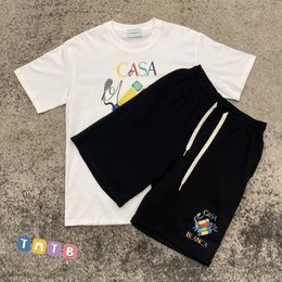 Chándales para hombre Casablanca Tenis letras de colores impresas Moda callejera americana para hombre y para mujer verano casual camiseta pantalones cortos deportivos traje 230706