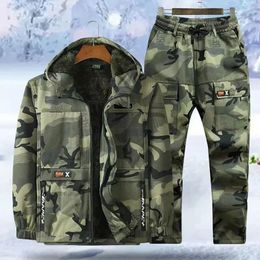 Survêtements pour hommes hiver épaissi Durable veste à capuche camouflage costume ensemble chaud en peluche travail en plein air 231206