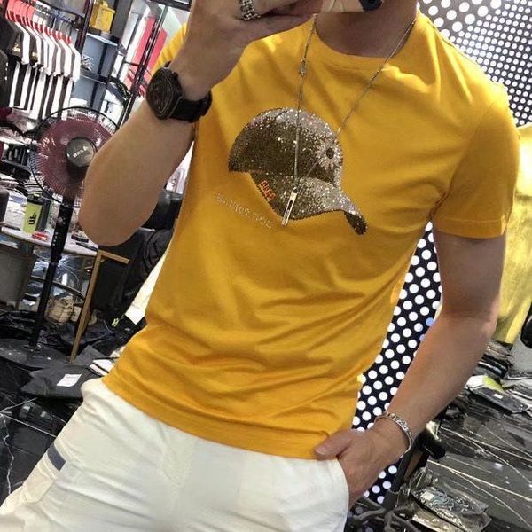 Camisetas para hombre 2023 Verano Nuevos camisetas para hombre Camisetas Color claro Moda Slim Fit Impresión Taladro caliente Manga corta Marca Manga corta Fix Rhinestone Diseños Pluz Siz NGVI