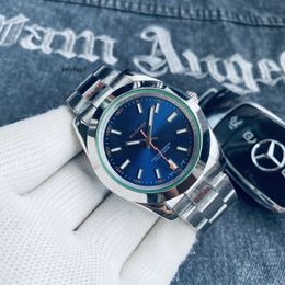 Regarder des hommes de la montre de luxe haut de gamme entièrement automatique pour hommes de luxe et une montre de main-d'œuvre