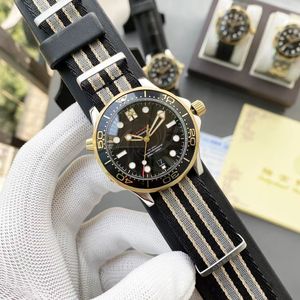 Heren horloge 300 meter duiken horloge bovenste zeepaardje 8800 mechanische beweging rubberen horlogeband stalen riem 42 mm designer horloges
