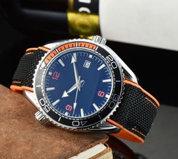 Mentiers pour hommes Designer Omeg Watch 42 mm Mouvement mécanique automatique montre Strap de caoutchouc Sports Wrist Wristwatch Montre de Luxe Omegas Watch