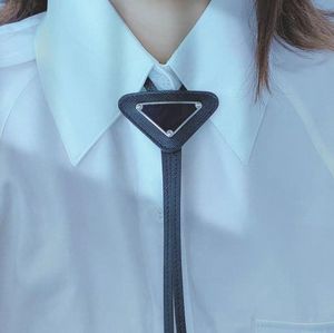 Hommes Femmes Designer Cravate De Mode En Cuir Cravate Arc Pour Hommes cravates Dames Avec Motif Lettres Cravates Fourrure Solide Couleur Cravates p8RO #