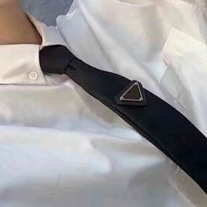 Heren vrouwen Designer Ties Fashion Lederen Nek Tie Boog voor mannen Dames met patroonletters Hekkleding Begaf Solid kleur Nesties Sling Triangle Tie