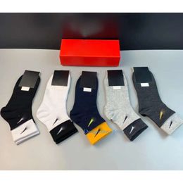 Calcetines para hombres diseñador gancho de calcetines calcetín para hombres zapatillas transpirables parejas felices blancas blancas de algodón de lujo calcetín clásico meias