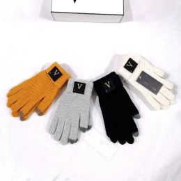 Para mujer para hombre Cinco dedos Guantes Diseñador de moda Marca Impresión de letras Espesar Mantener cálido Guante Invierno Deportes al aire libre Guante de algodón