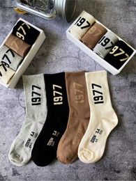 Chaussettes pour hommes et femmes, broderie décontractée en coton, sport, basket-ball, chaussettes à la mode pour hommes et femmes, sans boîte