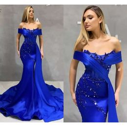 Mermaid jurken blauwe koninklijke avond mouwloos van de schouderhals kralen kanten applique vloer lengte ruches satijn op maat gemaakte plus size prom jurk vestidos