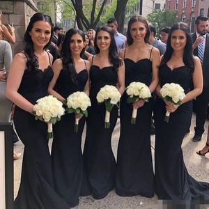 Sirène élégante robes de demoiselle d'honneur noires avec bretelles spaghetti dentelle appliquée train de balayage en robe d'honneur tenue de soirée formelle