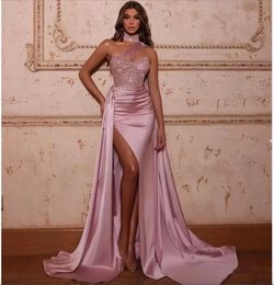 Mermaid Sparkling Pink Prom -jurk Mouwloze bling pailletten satijnen zijspoorhalter halter een schouderzwaaien lengte Vestido de novia