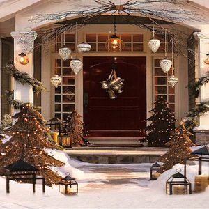 Vrolijk kerstfeestje foto achtergrond gedrukt pijnbomen glitters lantaarns rode deur kinderen winter sneeuw fotografie achtergronden