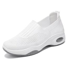 Mesh zapatos deportivos casuales para hombres con suelas suaves y tejido de vuelo ligero para correr