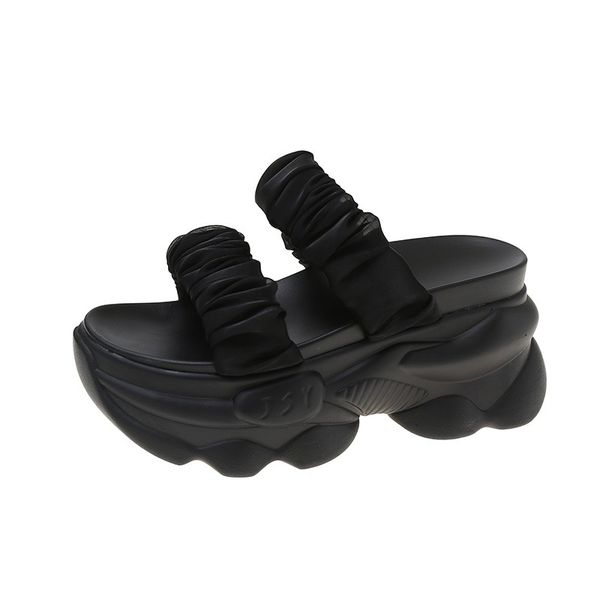 Pantoufles à talons inclinés en maille populaires pour les femmes en été, tongs à la mode à bout ouvert de style coréen portant des sandales de plage à l'extérieur, chaussures tendance pour femme A005