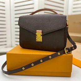 Bolso de mensajero Bolsos de cuero para mujeres Diseñadores Bolso Crossbody Bolsos de hombro Monederos de lujo Flip Proceso de grabado de doble color Bolso de mano Patrón clásico