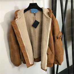 Vestes en laine d'agneau manteaux pour femmes épaissir chaud vêtements d'extérieur à capuche badge en métal Designers manteau vêtements