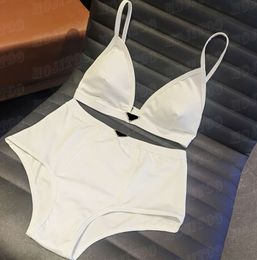 Badge Metal Badge Designer Bikini High Waist Brief BRA Sous-vêtements pour femmes Fashion Sexy Split Swimwear 1155ess