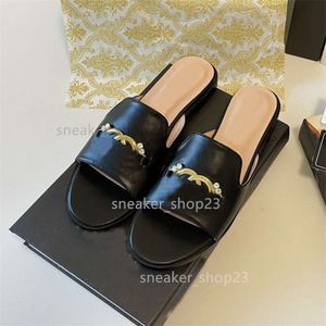 Chaussures en métal à fond G G Étiquette de sandale Flat Classic 2024 Printemps / été Open Slipper Color Block Fashion Womens Sandalsg Designer DBY2