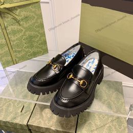 Metalen gesp lederen dames loafers 2023 ontwerper lente/zomer nieuwe alfabet damesschoenen dikke zool vintage hoge kwaliteit jurk schoenen AA