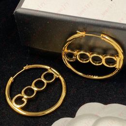 Boucles d'oreilles cercle en métal Alphabet Hoop Huggie, boucles d'oreilles design de haute qualité de luxe léger pour femmes, envoyez à vos amis et amoureux le meilleur cadeau de haute qualité avec boîte