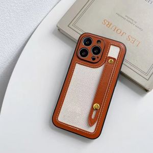 Estuches de teléfono con logotipo de diseñador de metal para iPhone 13 Pro Max Marca Soporte de correa de mano 12 11 Xs XsMax XR Cubierta de junta de tela de cuero Accesorios para teléfono celular con cordón anticaída