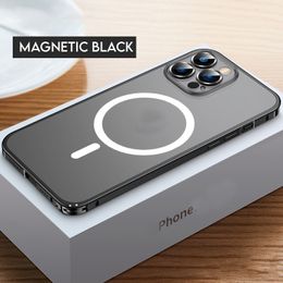 Estuches magnéticos de metal Marco de aleación de aluminio para caja de teléfono de carga inalámbrica para iPhone 15 14 13 12 11 Pro Mini Max Cubierta mate translúcida