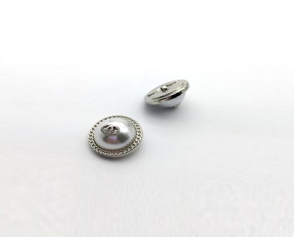 Bouton de lettre de perle en métal pour chemise en manteau veste pull spécial design spécial bricolage boutons de couture de haute qualité3555980
