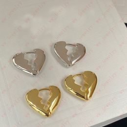 Boucles d'oreilles pour dames en forme de cœur de couleur unie en métal avec personnalité en métal, envoyez à vos proches des amis amoureux et leurs meilleurs cadeaux