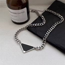 Collier en argent plaqué métal pour femmes longues chaînes noir style classique solide triangle lettre bijoux amour couple designer pendentif colliers luxueux ZB011 B4