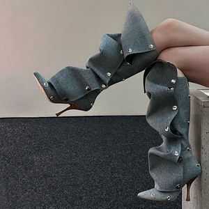 Remaches de metal Zapatos superiores sueltos y plisados Tacones altos finos Botas largas de mezclilla con punta estrecha Botines hasta la rodilla de ajuste ancho para mujer Tamaño 35-44