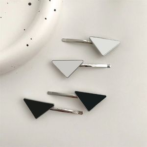 Pinzas para el cabello triangulares con lados de metal esmalte de diseño especial lindo estilo moderno accesorios de horquilla para niñas adolescentes clip a presión para mujeres maquillaje de moda de lujo ZB046 E23