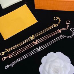 Bracelet chaîne en forme de V en métal avec trois rangées de petites perles et lettres pour femmes, bijoux de mode européens et américains, bracelets à usage unique HLB2 --02
