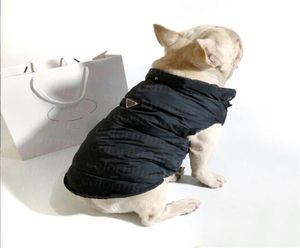 Металлический треугольный значок пальто Одежда для собак Зимняя теплая утолщенная куртка Тедди Бульдог Дизайнеры Верхняя одежда Куртки из хлопчатобумажной ткани1348566