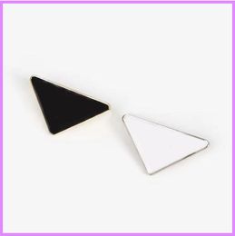 Métal Triangle Lettre Broche Nouvelles Femmes Fille Triangle Broches Costume Épinglette Blanc Noir Mode Bijoux Accessoires Designer G223176F