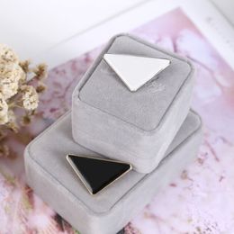Metalen Driehoek Brief Broche Vrouwen Meisje Broches Pak Revers Pin Wit Zwart Mode-sieraden Accessoires